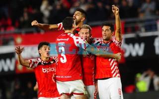 Estudiantes volvió a ganar y se aseguró el primer puesto de la Zona 2