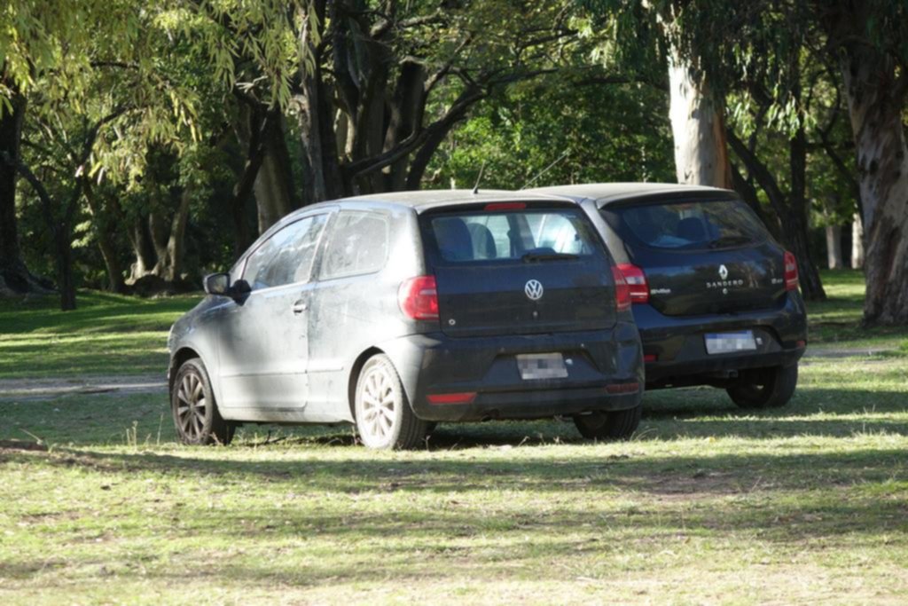En la postal del Bosque se hacen lugar autos y vallas
