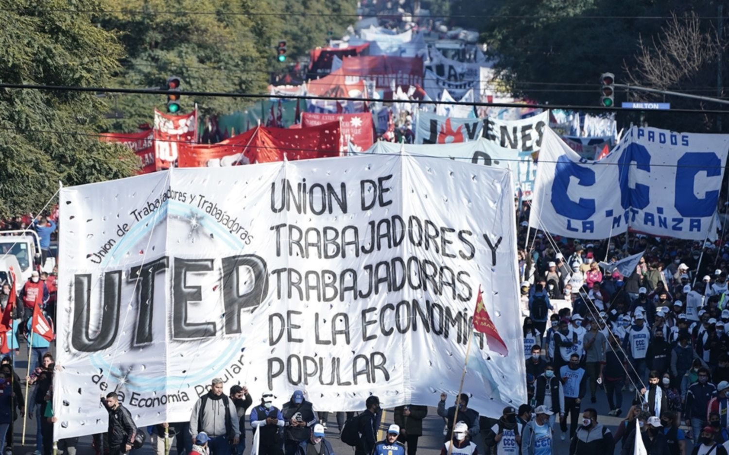 La división del peronismo se manifiesta en la calle, mientras en la oposición también surgen discrepancias 
