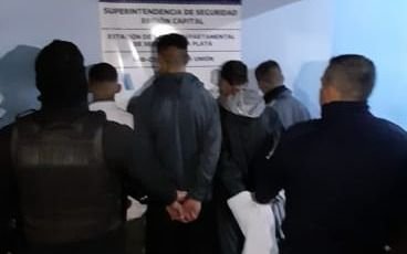 Cuatro menores de entre 14 y 17 años fueron detenidos por robar una moto en la zona de la Catedral
