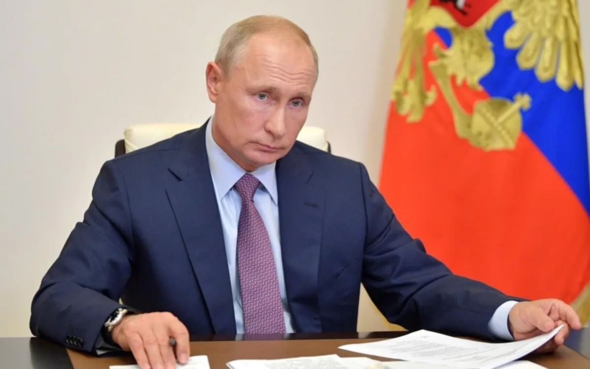 Incertidumbre por la salud de Putin: se sometería a una operación por un cáncer y podría entregar el poder