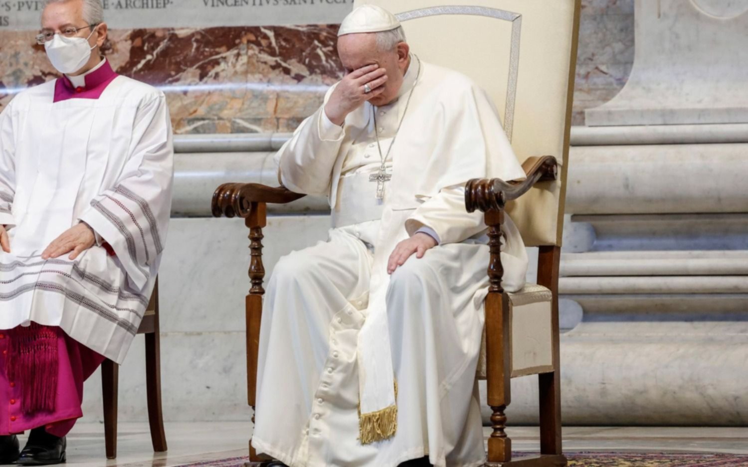 El Papa Francisco no puede caminar por sus dolores en la rodilla
