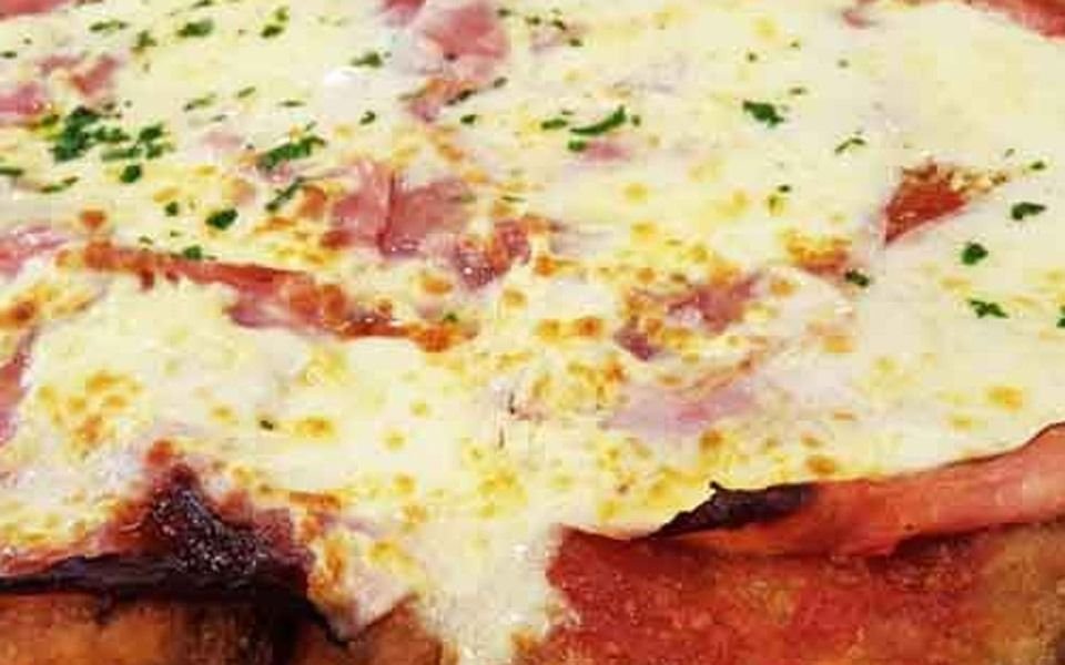 Celebran el Día de la Milanesa con una "napolitana" de cuatro metros por tres