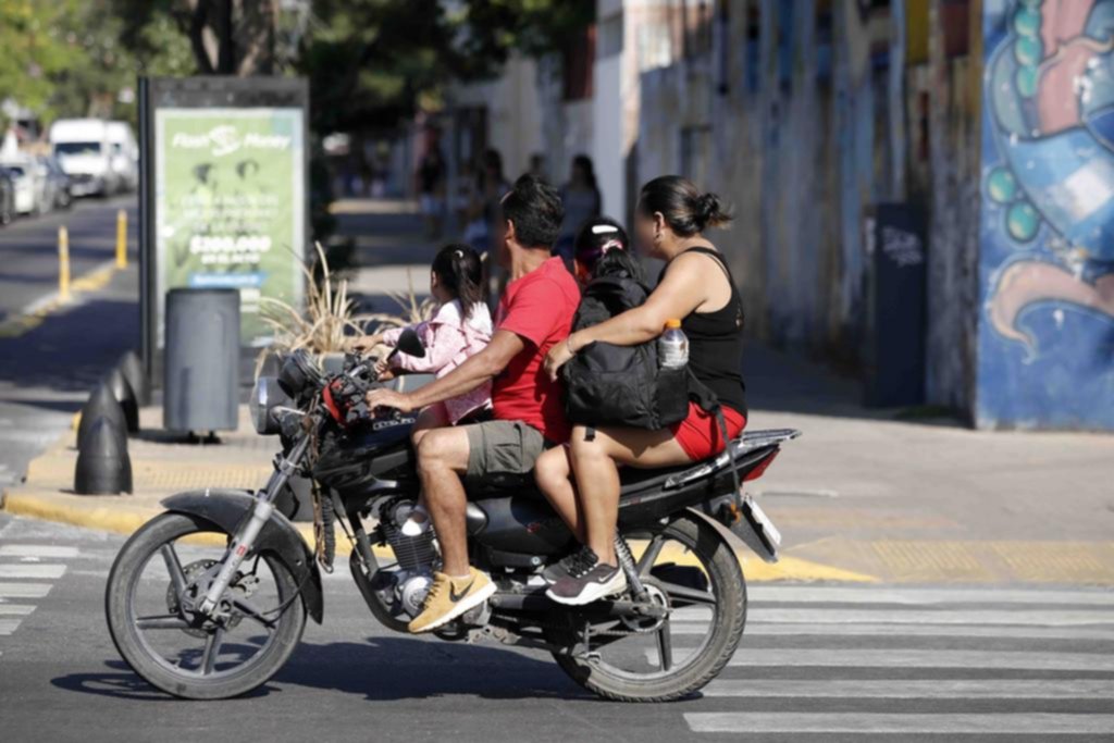 En La Plata el descontrol viaja en moto: infracciones que suman al caos vehicular