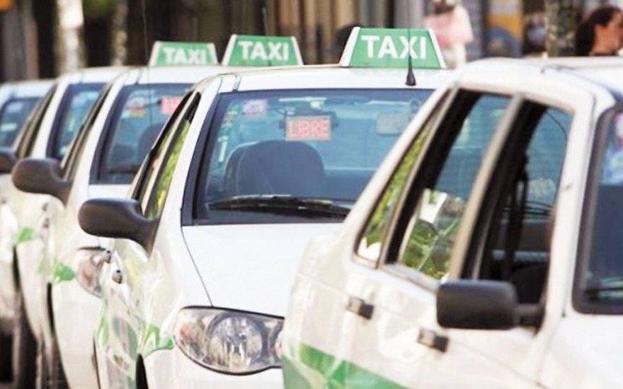 Los taxis en La Plata podrían tener un aumento del 35% en sus tarifas