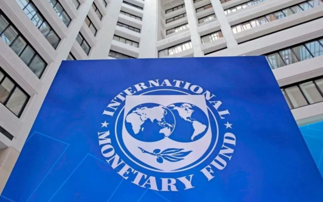 El FMI da un alivio por las reservas: aprobó las metas y llegan fondos frescos