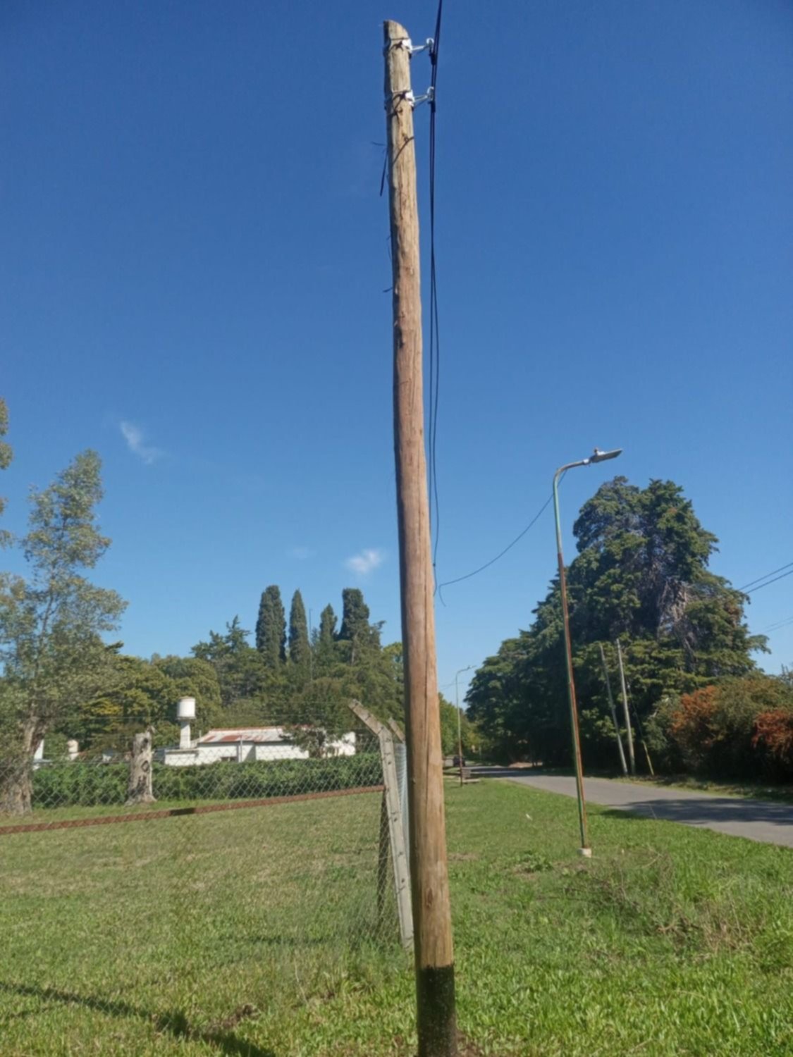 Reemplazaron el poste que estaba inclinado en cercanías de una escuela de La Plata