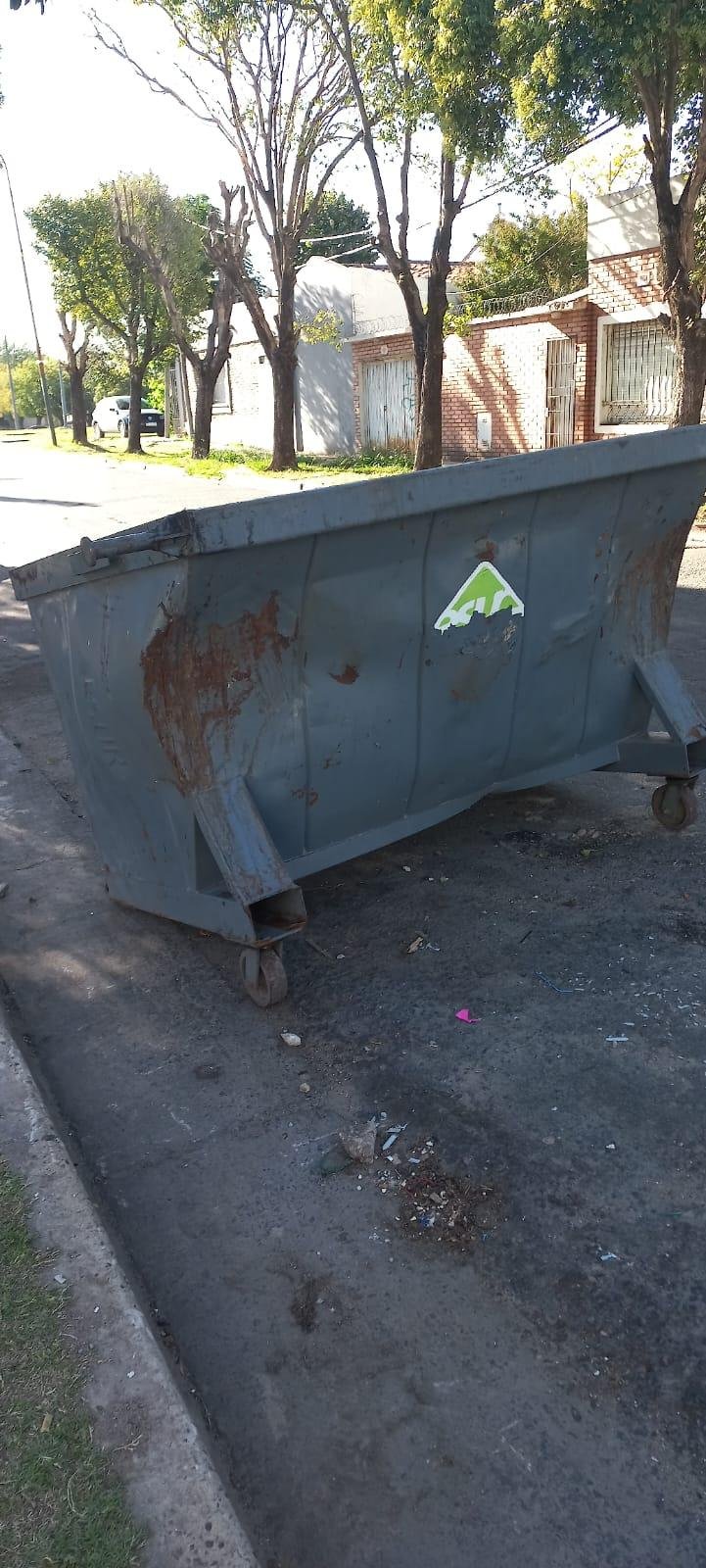 Un contenedor de residuos atravesado en la calle