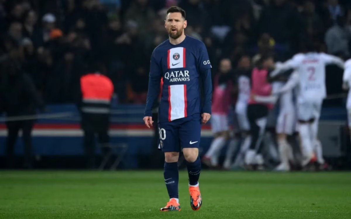 Messi fue silbado otra vez en la derrota del PSG ante Olympique de Lyon