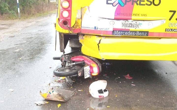 Un motociclista terminó abajo de un micro en La Plata y de milagro no fue tragedia