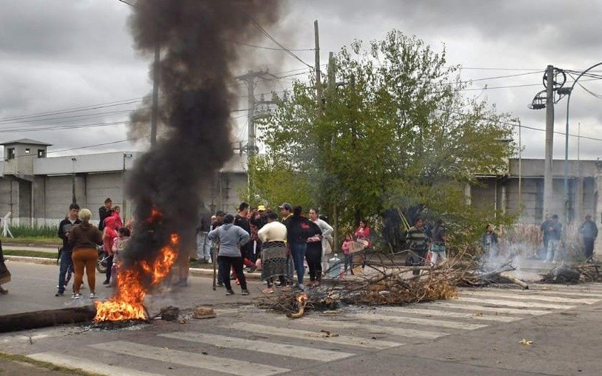 Vecinos de Romero cortaron las calles para reclamar mejoras: “Los cerdos viven mejor”