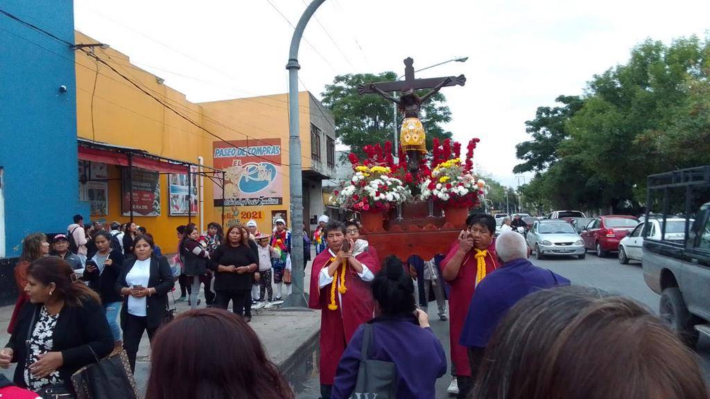 Fuerte muestra de fe de la colectividad peruana