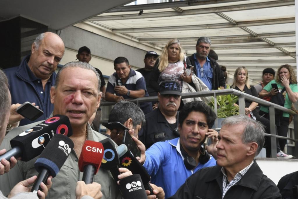 Muy golpeado, el ministro de Seguridad dijo que "me llevaron detenido" y que “no pienso renunciar”