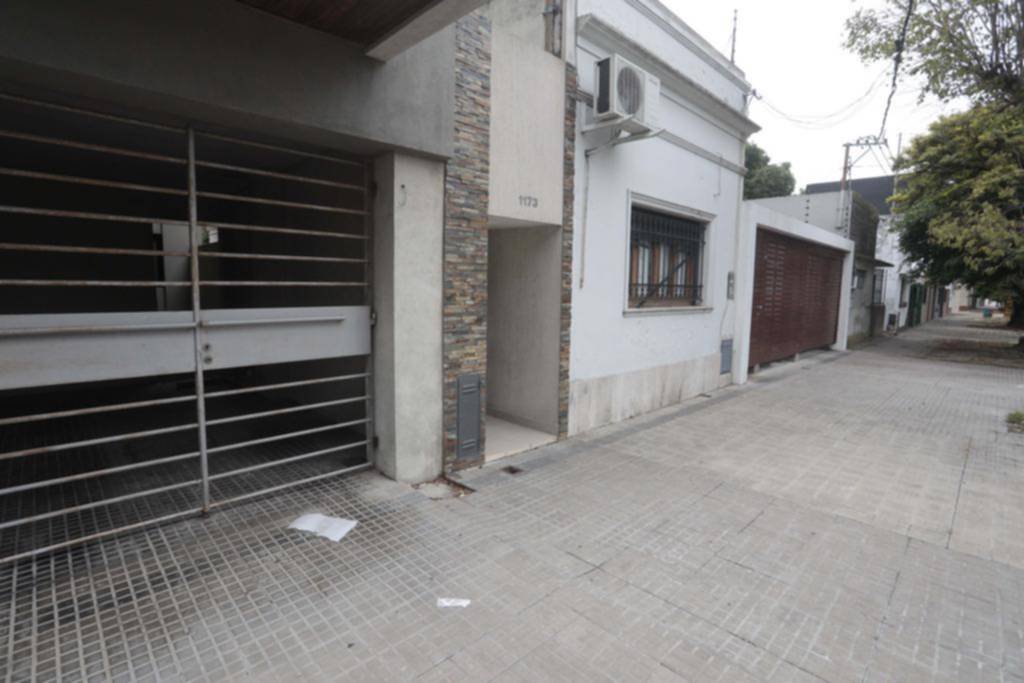Entre cinco, asaltan a una pareja de jubilados y huyen con sus alianzas