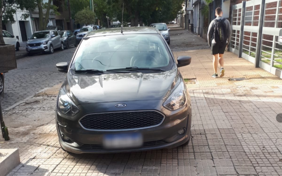 Le apuntan a un caso de “estacioná donde quieras” por el deterioro de una vereda