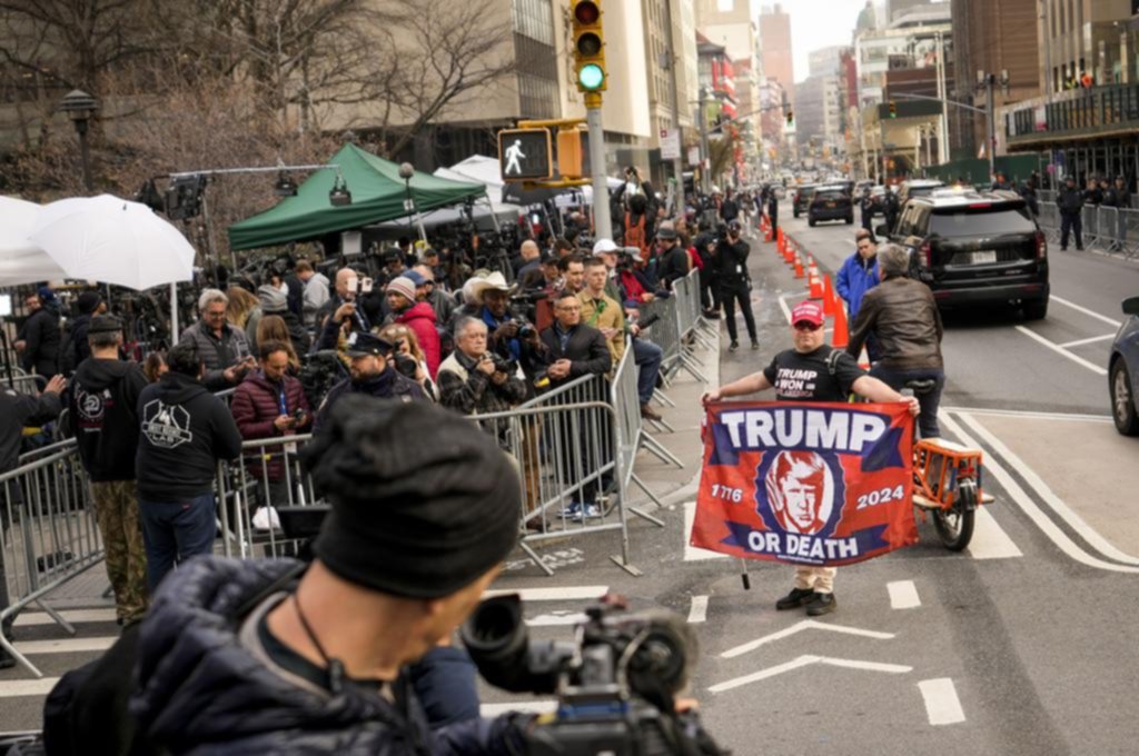 Duelo de protestas ante los tribunales de Nueva York