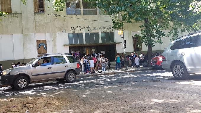 En una Primaria, rechazo de padres a la quinta hora