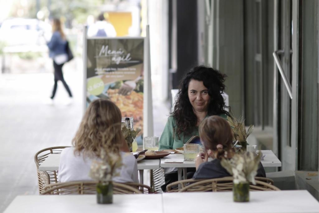 La crisis, también en la salida: plato a compartir y media propina