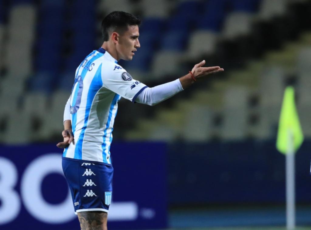 Un golazo de Matías Rojas, desde casi 70 metros, encaminó el triunfo de Racing en Chile