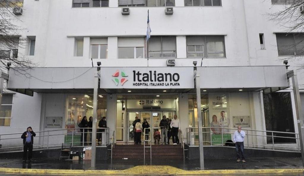 Le parten una baldosa en la cabeza en un feroz ataque