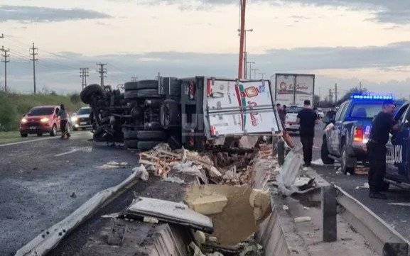 Un camión que transportaba cajones de pollo, volcó en ruta 11, desparramó mercadería y fue saqueado por vecinos