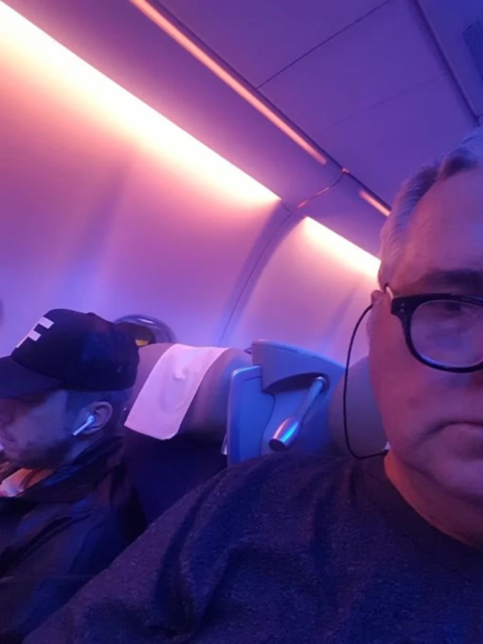 Filtran una foto de Jey Mammon arriba del avión de incógnito rumbo a España