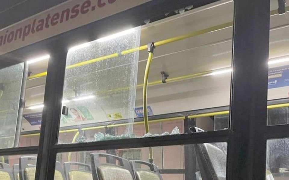 Piedrazos a un micro en Berisso y una mujer sufrió heridas