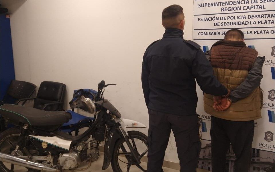 La Plata: vecinos atraparon a un delincuente que asaltó e hirió a un joven