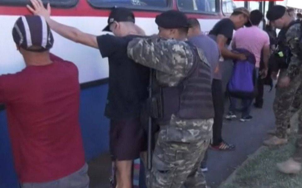 La policía cachea y requisa a los pasajeros de los colectivos en La Matanza