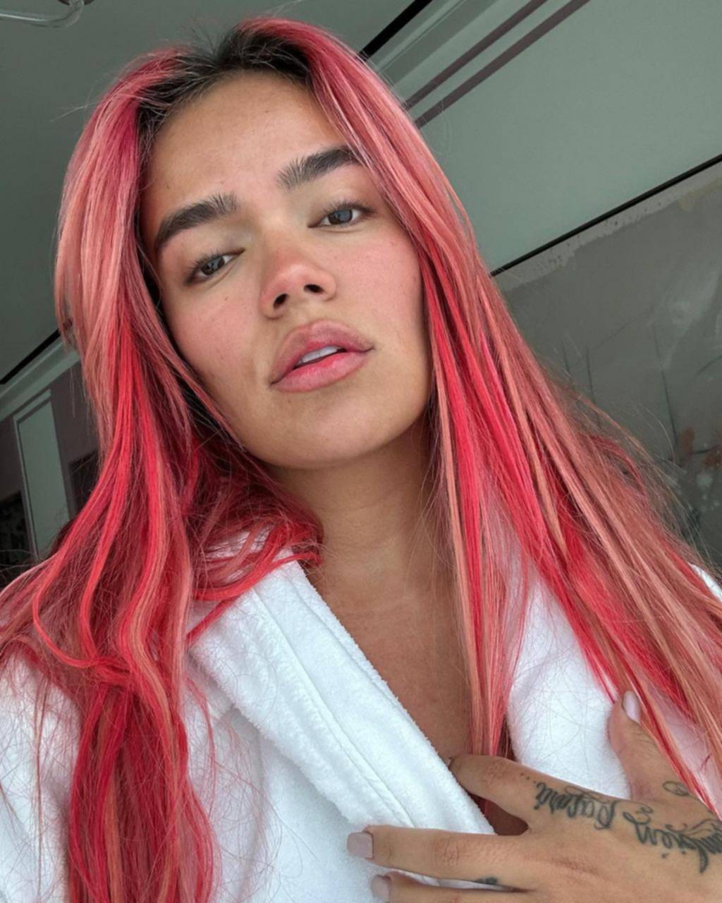 Karol G se enojó porque una publicación “photoshopeó” su cuerpo