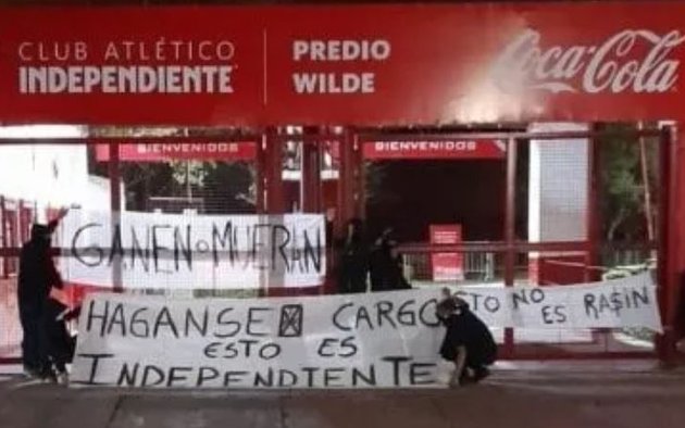 Aparecieron mensajes intimidantes de hinchas de Independiente en el predio  de Wilde: 