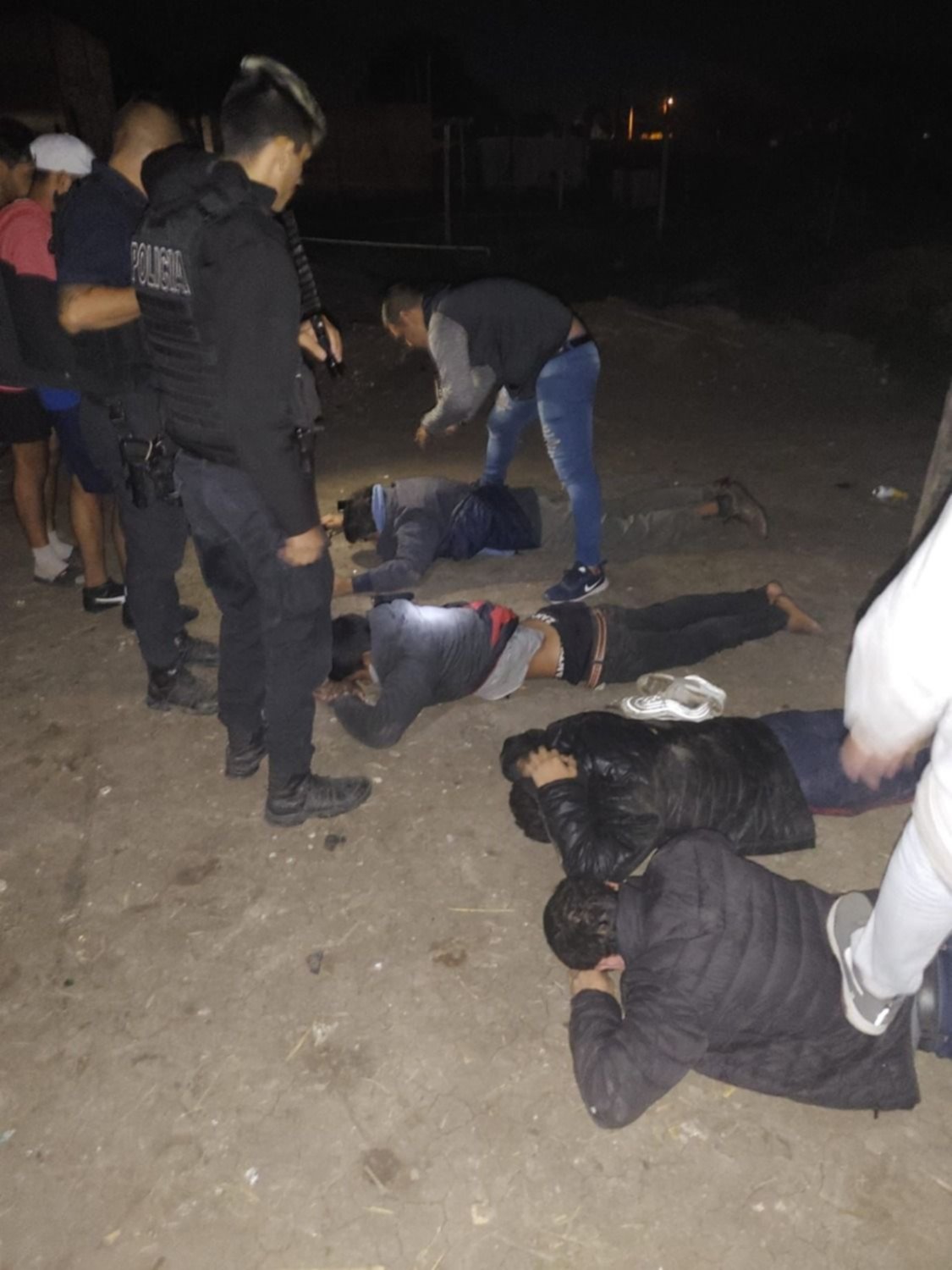 Vieron a la policía, corrieron y los agarraron con cocaína y armas de guerra en La Plata
