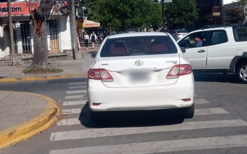 El "estacioná donde quieras" no afloja ni siquiera en Semana Santa