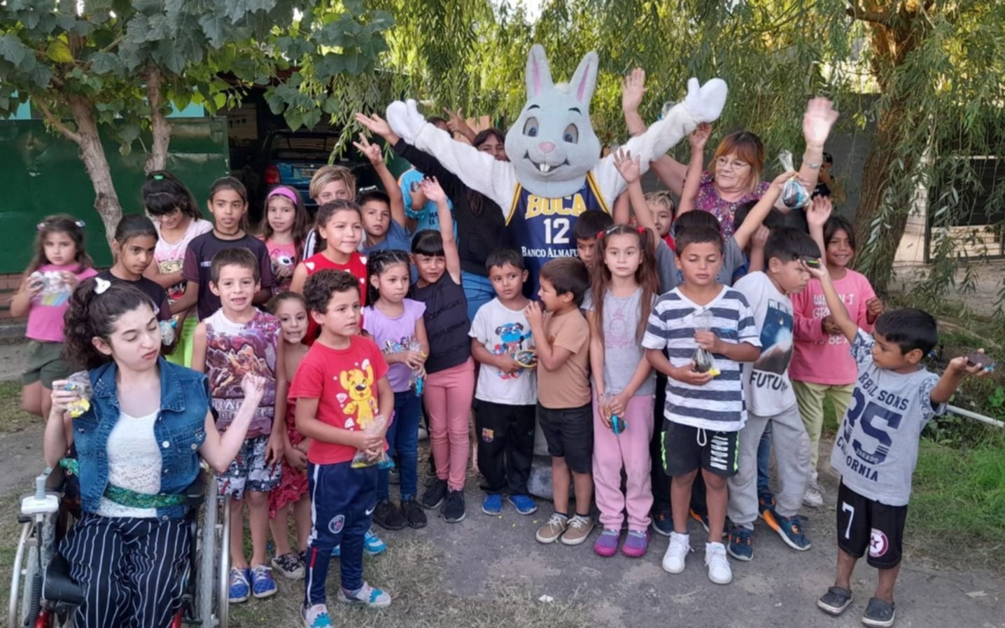 El conejo "Bostero" repartió cientos de huevos de Pascua a chicos en La Plata