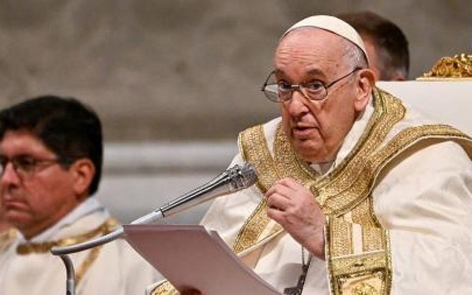 En la Vigilia Pascual, Francisco lamentó la indiferencia ante "el cáncer de la corrupción"