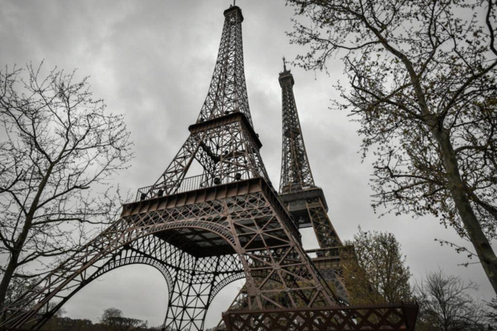 La segunda torre Eiffel que acompaña en París a la original