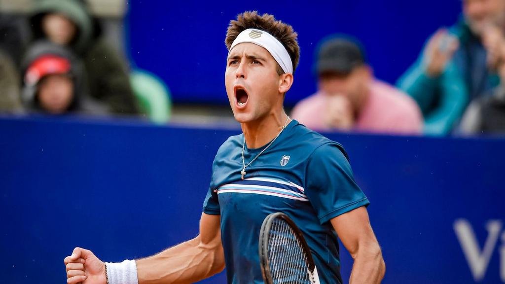 Doble festejo de Etcheverry, que se instaló en semifinales
