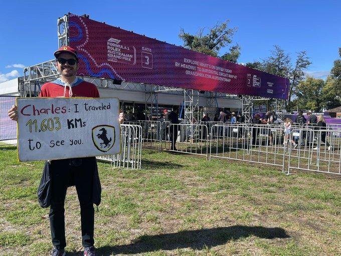 Le demostró su fanatismo a Leclerc y Ferrari lo viralizó