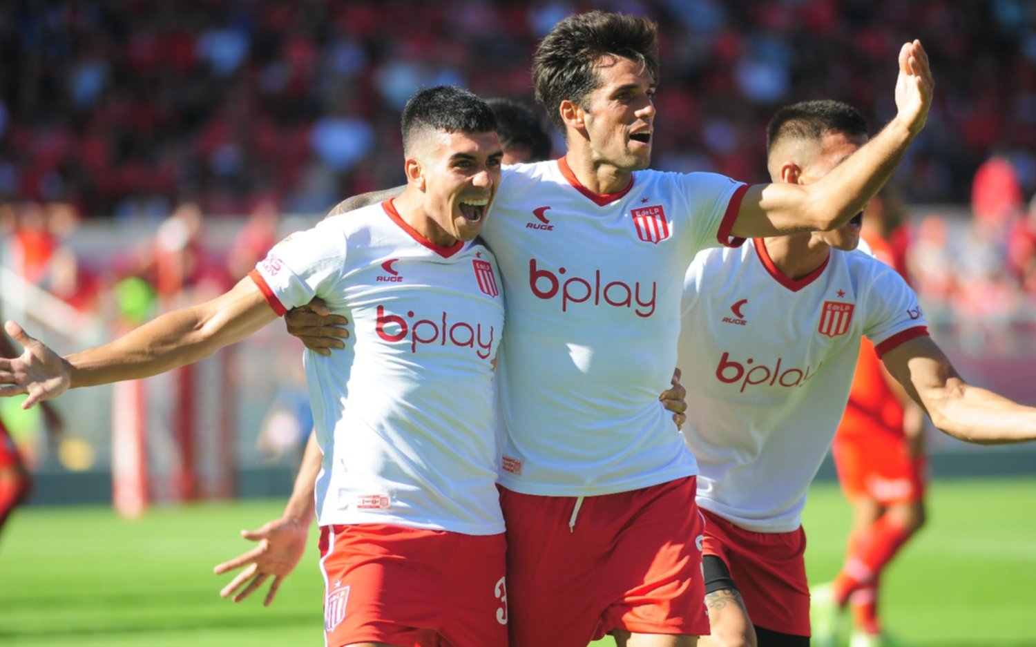 Estudiantes, con un minuto fatal en el que sufrió mucho, venció merecidamente a Independiente 2 a 1
