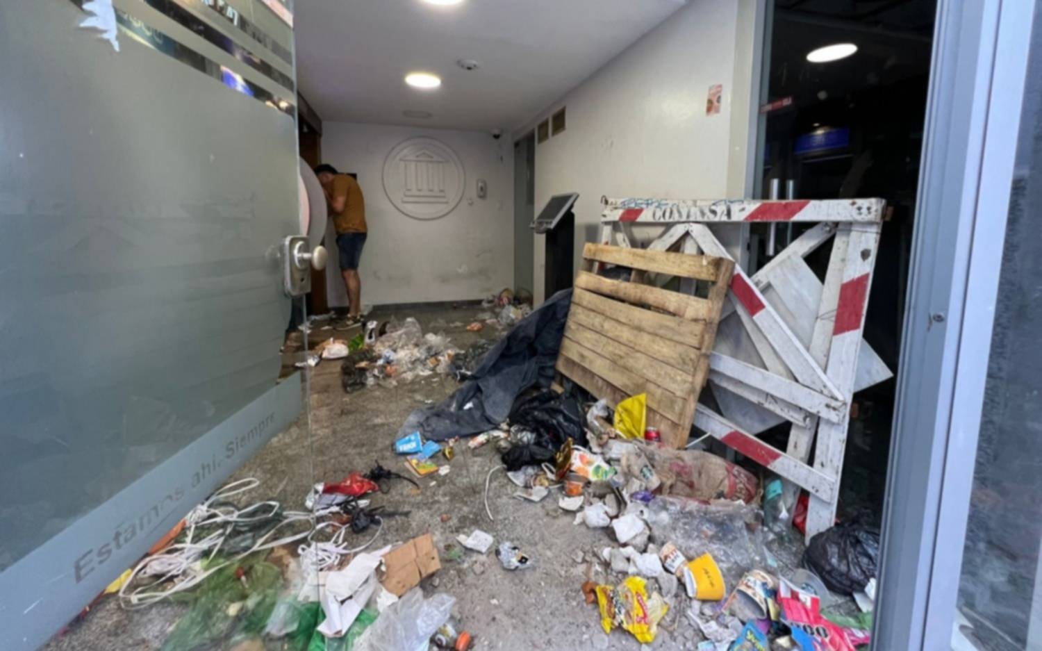Vecinos horrorizados por el estado en el que se encontró un cajero del centro platense
