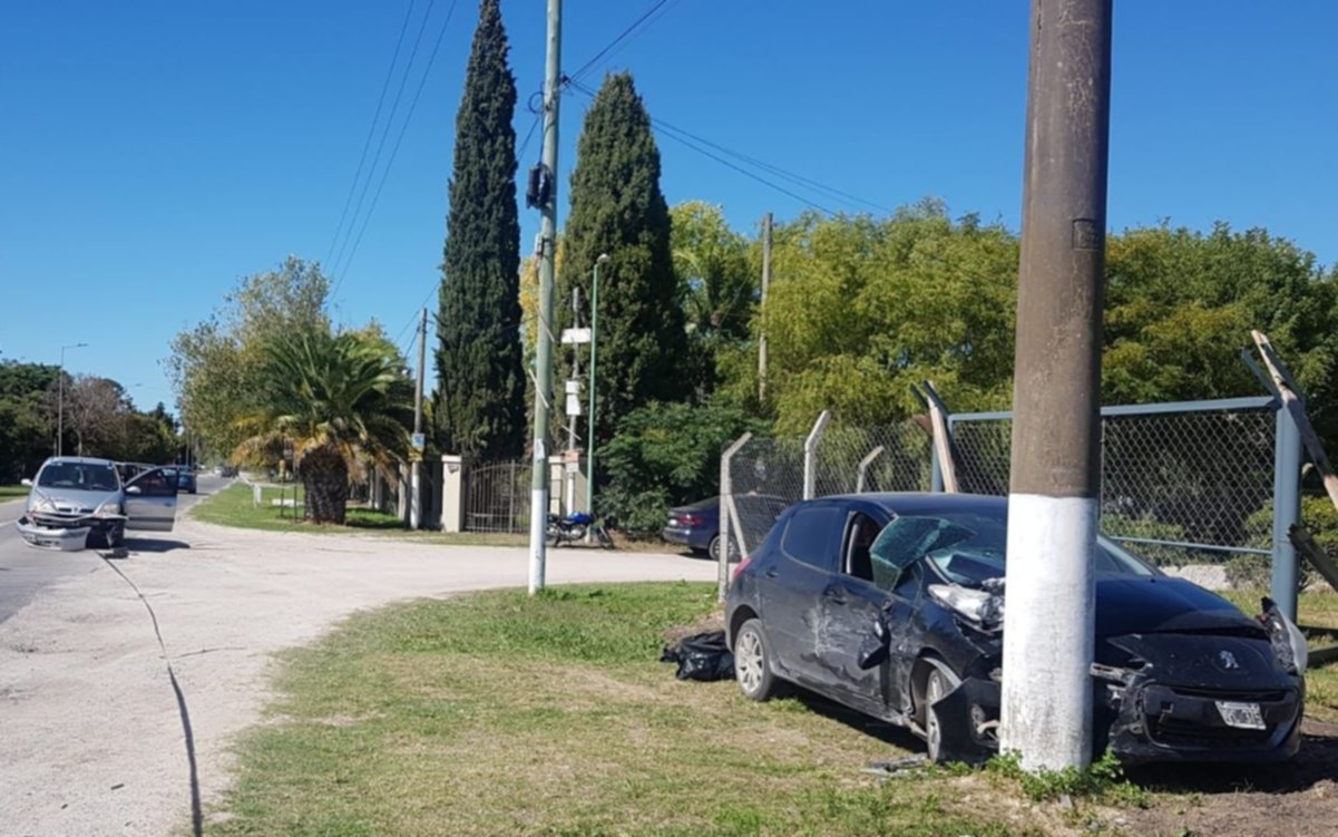 Dos autos protagonizaron un violento choque en Berisso