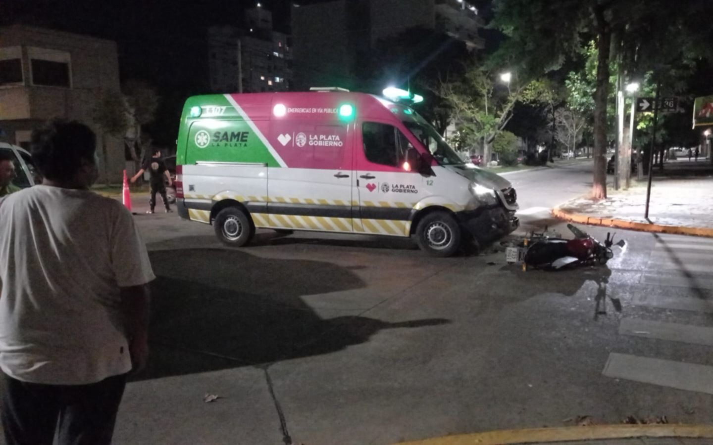 Ambulancia del SAME chocó a una moto en La Loma y dos personas debieron ser hospitalizadas