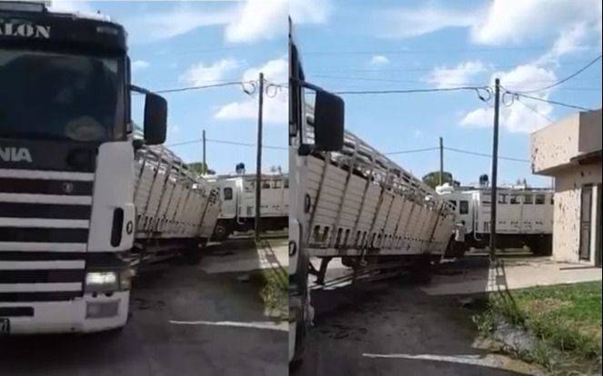 Por una mala maniobra, un camión se cayó a la zanja en Romero