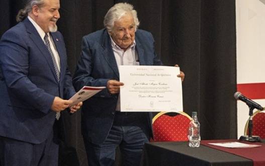 "Pepe" Mujica fue distinguido con el Doctor Honoris Causa de la UNQ