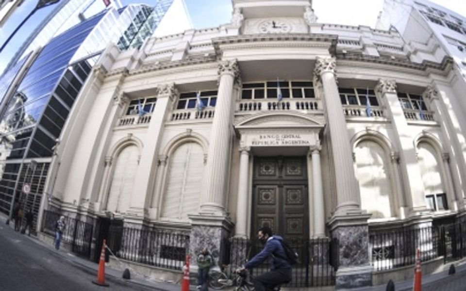 El Central deberá emitir $ 1 billón para comprar divisas a $ 300 por el dólar soja