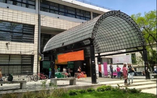 Otro reclamo en Exactas, ahora por falta de luz en los pasillos