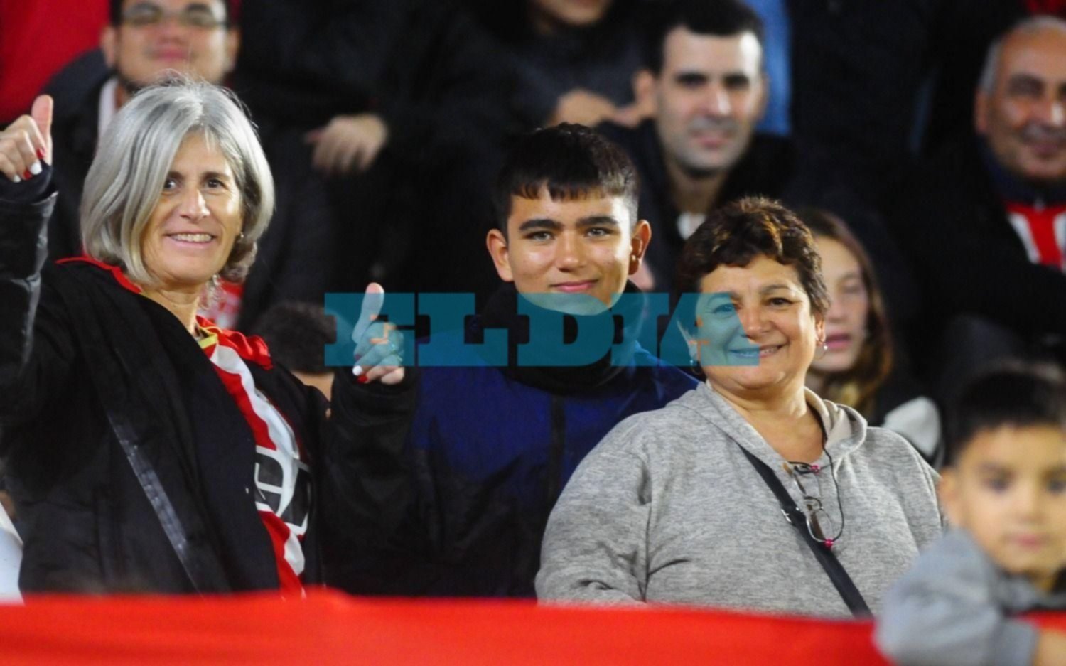 FOTOS | Los Pinchas le pusieron calor a la fría noche platense