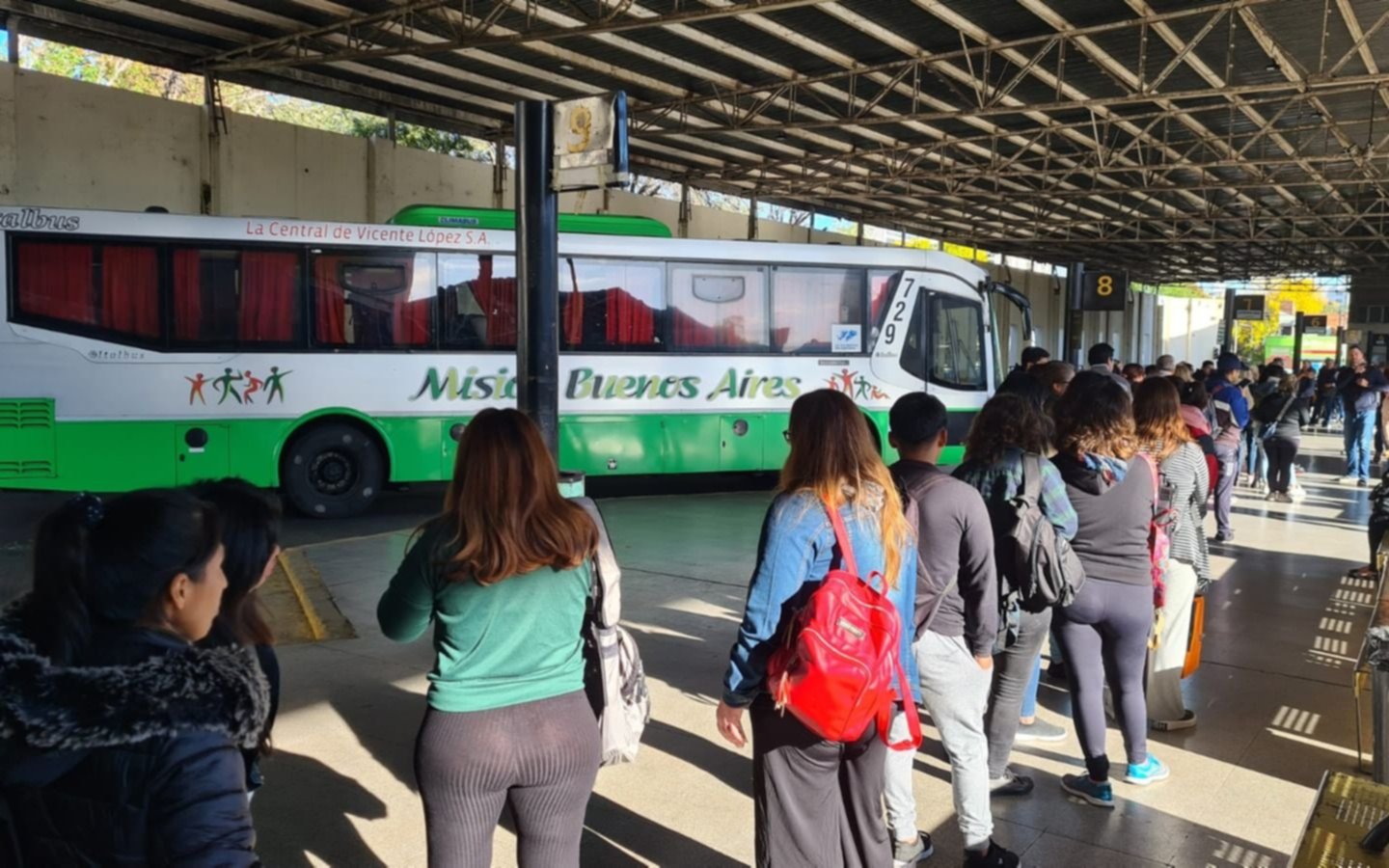 Otra mañana caótica en la Terminal de La Plata: siguen el paro y las largas filas para viajar en micro a CABA