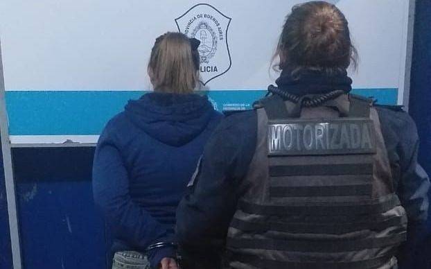 Insólito: cayó a una comisaría de La Plata con un bolso lleno de dinero y se lo ofreció a policías para liberar a su marido