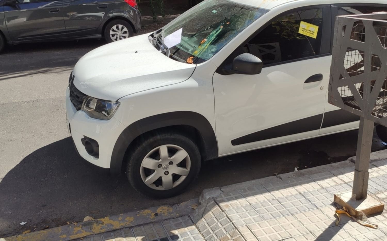 "Todos los días el mismo auto mal estacionado", la queja en el centro de La Plata